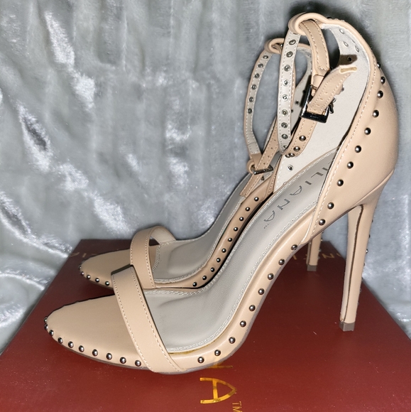 Tan heels - Picture 3 of 5